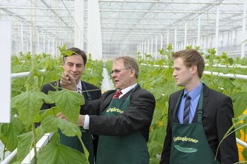 David McAllister (von links), Ministerprsident in Niedersachsen, weihte die 4,1 Hektar groe
Unterglasanlage von Gerhard Schulz, Vorsitzender der Fachgruppe Gemsebau im Bundesausschuss
Obst und Gemse in Papenburg, ein. Sohn Mathias Schulz leitet den neuen Betrieb.

