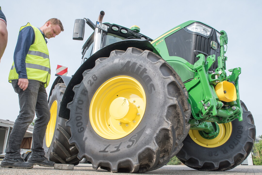 Wie wendig sind die fast 200.000 Euro teuren Kraftpakete? Bei den Tests auf dem Gelnde der Agrartechnik-Lehreinrichtung DEULA in Westerstede (Kreis Ammerland) wurde mit Hilfe von Markierungssteinen der Wendekreis der Fahrzeuge ermittelt.