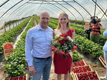 Landwirtschaftsminister Ingmar Jung und die neue Erdbeerknigin Wiebke I. (Wiebke Jung).
