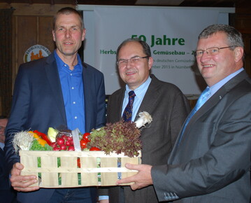 ber gesundes und frisches Gemse, das seinen Preis wert ist, freuen sich Christian Schmidt (Mitte), Bundesminister fr Ernhrung und Landwirtschaft, Christian Ufen (links), Vorsitzender der Bundesfachgruppe Gemsebau, und MdL Michael Brckner, Gemsebau-unternehmer aus dem Knoblauchsland. 
