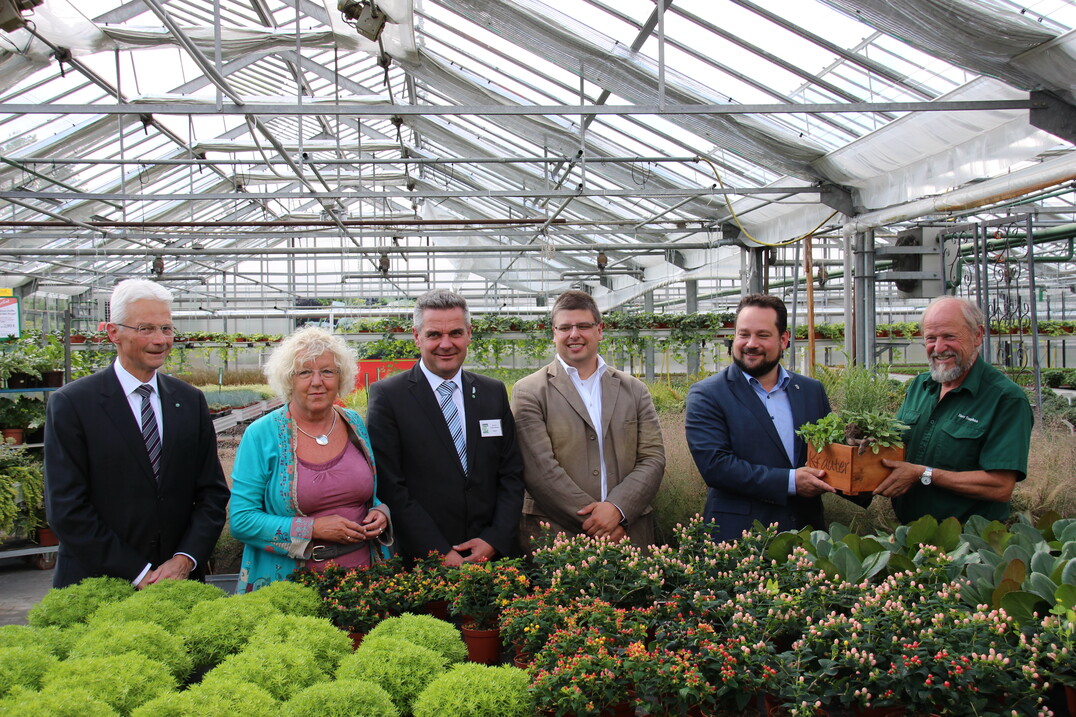 Landwirtschaftsminister Alexander Bonde im Gesprch mit den Gartenbaulandesverbnden in Baden Wrttemberg in der Grtnerei Stephan in Derendingen Personen von links nach rechts: Hartmut Weimann, Prsident des Wrttembergischen Grtnereiverbandes e.V., Rita Haller-Haid, SPD-Landtagsabgeordnete aus Tbingen, Gerhard Hugenschmidt, Prsident des Verbandes Badischer Gartenbaubetriebe e.V., Daniel Lede Abal, Landtagsabgeordneter der Grnen aus Tbingen, Landwirtschaftsminister Alexander Bonde, Karl-Martin Stephan, Seniorchef Grtnerei Stephan.