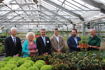 Landwirtschaftsminister Alexander Bonde im Gesprch mit den Gartenbaulandesverbnden in Baden Wrttemberg in der Grtnerei Stephan in Derendingen Personen von links nach rechts: Hartmut Weimann, Prsident des Wrttembergischen Grtnereiverbandes e.V., Rita Haller-Haid, SPD-Landtagsabgeordnete aus Tbingen, Gerhard Hugenschmidt, Prsident des Verbandes Badischer Gartenbaubetriebe e.V., Daniel Lede Abal, Landtagsabgeordneter der Grnen aus Tbingen, Landwirtschaftsminister Alexander Bonde, Karl-Martin Stephan, Seniorchef Grtnerei Stephan.