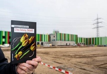 Ob das neue, ber 200 Meter lange und rund 30 Mio. Euro teure Vermarktungszentrum fr frisches Obst und Gemse bei Pfalzmarkt eG der Tatort fr einen Mord ist, wird an dieser Stelle noch nicht verraten. Fakt ist, dass Harald Schneider seinen kultigen Kommissar im aktuell 20. Palzki-Band in und um Mutterstadt ermitteln lsst. 