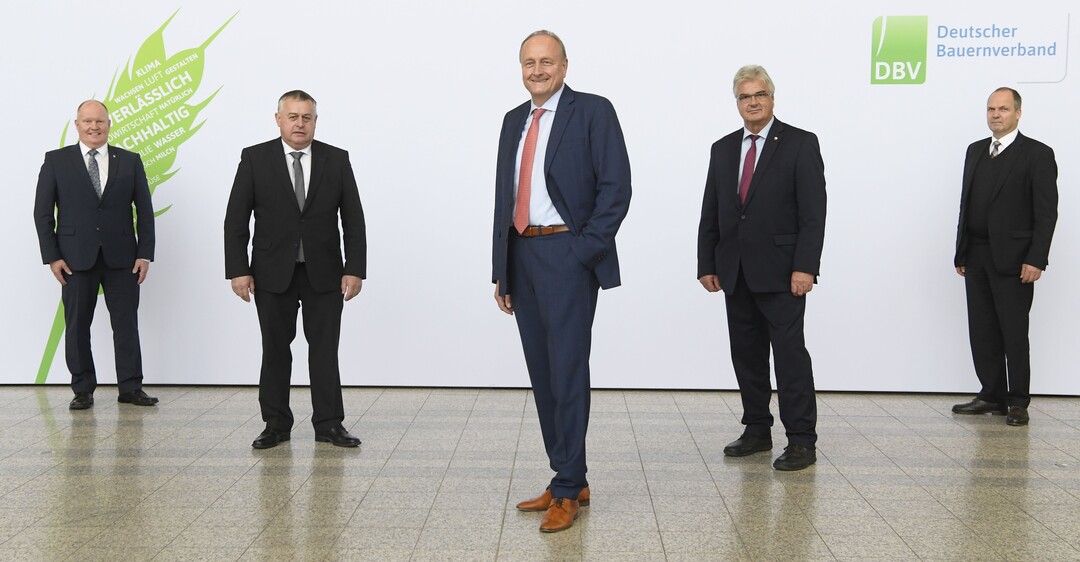 Die Mitgliederversammlung des Deutschen Bauernverbandes hat in Erfurt einen neuen Vorstand gewählt. Joachim Rukwied (Mitte) wurde für vier weitere Jahre zum Präsidenten gewählt.