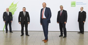 Die Mitgliederversammlung des Deutschen Bauernverbandes hat in Erfurt einen neuen Vorstand gewhlt. Joachim Rukwied (Mitte) wurde fr vier weitere Jahre zum Prsidenten gewhlt.