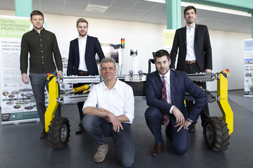 Das Team der FH Aachen prsentiert ihren Feldroboter "Etarob".