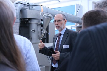 Dr. Jrg Ehlbeck demonstriert im Technikum des ATB die Plasmaanlage aus einem weiteren gemeinsamen Projekt (3Plas, Frderung: BMEL).
