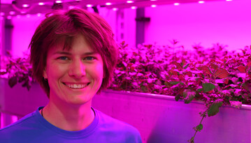 Preistrgerin Sabine Wittmann in der Indoor Farm am Institut fr Gartenbau der HSWT.