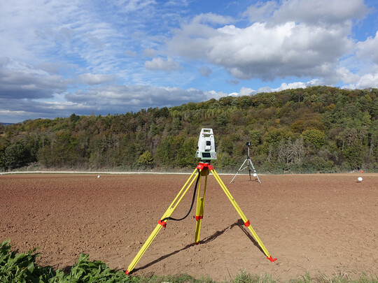 Digitalisierung des Experimentierfelds, im Vordergrund steht das Messequipment.  