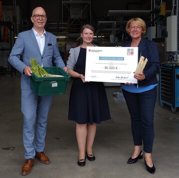 Von links: Prof. Dr.-Ing. Martin Grotjahn (Vizeprsident Forschung der HsH, Prof. Dr.-Ing. Andrea Siebert-Raths (Institutsleiterin des IfBB) und Barbara Otte-Kinast, Niederschsische Ministerin fr Ernhrung, Landwirtschaft und Verbraucherschutz.
