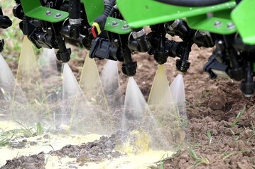 Nachhaltige Landwirtschaft: In einem von der Deutschen Bundesstiftung Umwelt (DBU) gefrderten Vorhaben wird ein umweltschonendes Mulchverfahren als Alternative zum Einsatz von Herbiziden entwickelt.