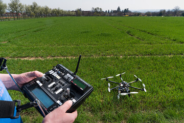 Effizienter Pflanzenschutz mit drohnengesttzten optischen Sensoren: Im Verbundprojekt DiWenkLa suchen Forschende nach Lsungen, wie landwirtschaftliche Kleinbetriebe besser am digitalen Fortschritt teilhaben knnen.