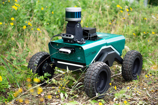 Der kleine mobile Roboter CURTmini erkennt autonom Untergrnde, schtzt diese nach ihrer Befahrbarkeit ein und plant den Pfad entsprechend.