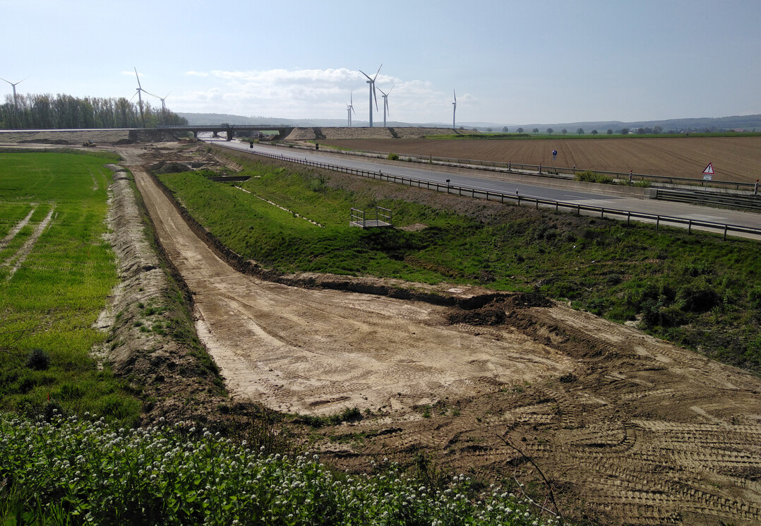 Landverbrauch durch Verkehrswegebau: Straenarbeiten am Autobahndreieck Salzgitter in Niedersachsen.