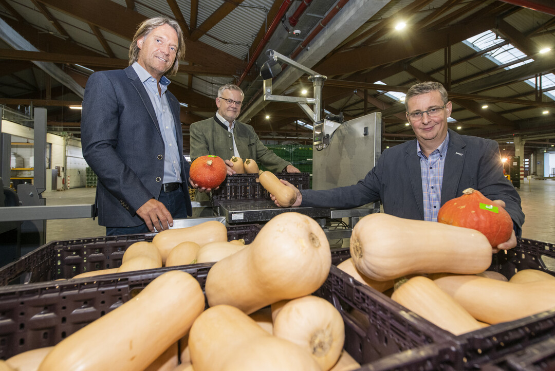 Beispiel fr den Ausbau des Lieferketten-Managements: neue Elektroameisen mit automatischer Scanfunktion. Im Bild von links: Christian Deyerling, Aufsichtsratsvorsitzender der Pfalzmarkt eG, und die Vorstnde Hans-Jrg Friedrich (M) und Reinhard Oerther (r.).
