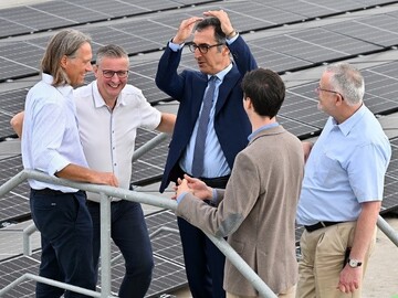 Im Bild auf dem Dach der Drehscheibe fr Frischelogistik stehen neben Cem zdemir die beiden Pfalzmarkt-Vorstnde Hans-Jrg Friedrich (ganz rechts) und Reinhard Oerther (links neben dem Minister) sowie der Aufsichtsratsvorsitzende Christian Deyerling (ganz links). Vorstandsreferent Constantin Kpker steht rechts neben dem Bundesminister.