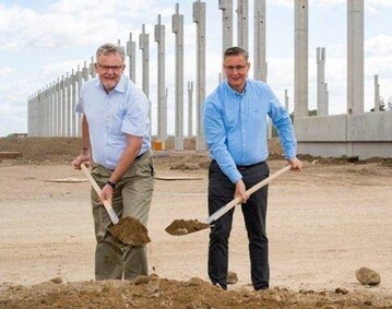 Wenn es um die Versorgung des LEH und der bundesweiten Verbraucher mit erntefrischen Vitaminen aus dem Gemsegarten Deutschlands geht, muss bei Pfalzmarkt eG das ganze Team anpacken. In einer Saison der Extreme verzeichnen die 180 aktiven Pfalzmarkt-Erzeuger corona- und witterungsbedingt einen starken Anstieg der Personal- und Produktionskosten. Als systemrelevantes Unternehmen mussten auch die 150 Mitarbeiter der Handelsplattform strenge Regeln zur Pandemie-Prvention einhalten. Der Lohn der Mhen: Was Nhe und Frische betrifft, hat der Lockdown zu einem Umdenken in vielen Kpfen gefhrt. Viele Verbraucher lernen die Versorgungssicherheit, die Pfalzmarkt eG bietet, wieder neu zu schtzen! Im Bild sind Hans-Jrg Friedrich und Reinhard Oerther (links und rechts) beim offiziellen Spatenstich fr die parallel im Bau befindliche Pfalzmarkt-Erweiterung zu sehen!
