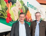 Nach der guten Bilanz für das abgelaufene Geschäftsjahr blicken die beiden Pfalzmarkt-Vorstände Reinhard Oerther und Hans-Jörg Friedrich (rechts im Bild) „vorsichtig optimistisch“ auf die bevorstehende Anbausaison bei Deutschlands Marktführer für selbst erzeugtes Obst und Gemüse!