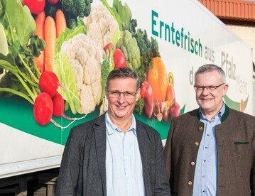 Nach der guten Bilanz fr das abgelaufene Geschftsjahr blicken die beiden Pfalzmarkt-Vorstnde Reinhard Oerther und Hans-Jrg Friedrich (rechts im Bild) vorsichtig optimistisch auf die bevorstehende Anbausaison bei Deutschlands Marktfhrer fr selbst erzeugtes Obst und Gemse!  