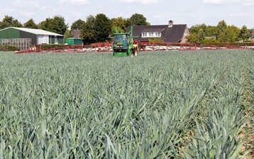 Eine Feldspritze bei der
Applikation im Porreebestand