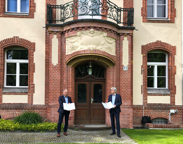 Der Leiter des ZALF Prof. Dr. Frank Ewert (r.) und der Prsident des JKI Prof. Dr. Frank Ordon prsentieren die unterzeichneten Kooperationsvertrge vor dem JKI-Eingang in Berlin -Dahlem. 