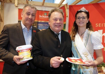 Auch Landwirtschaftsminister Helmut Brunner stattete dem Stand einen Besuch ab und probierte bei Verkaufsleiter Andreas Decker und der Bayerischen Meerrettichknigin Christine I die scharfen Spezialitten. 