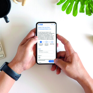 Mit der App knnen die Probebegleitdaten fr das QS-Rckstandsmonitoring direkt im Lager oder auf dem Feld per Smartphone, Laptop oder Tablet erfasst und an die QS-Datenbank bermittelt werden knnen.