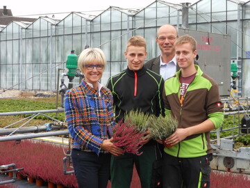 Andrew Gallik, Landwirtschaftskammer NRW mit den Auszubildenden zum Grtner: Marco Clemens, Lars Horn, Eva Khler-Theuerkauf, Agrobusiness Niederrhein e.V., 2. Vorsitzende.