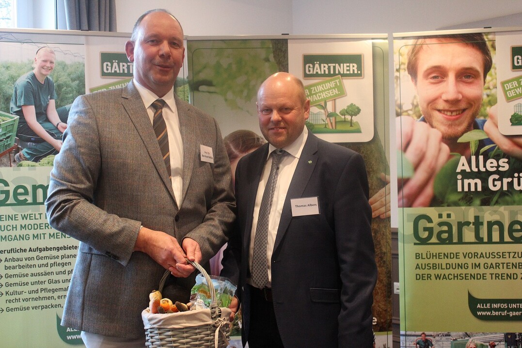 Prof. Dr. Bernhard Beler von der Landwirtschaftskammer Niedersachsen zusammen mit Thomas Albers, Vorsitzender der Fachgruppe Gemsebau Norddeutschland.