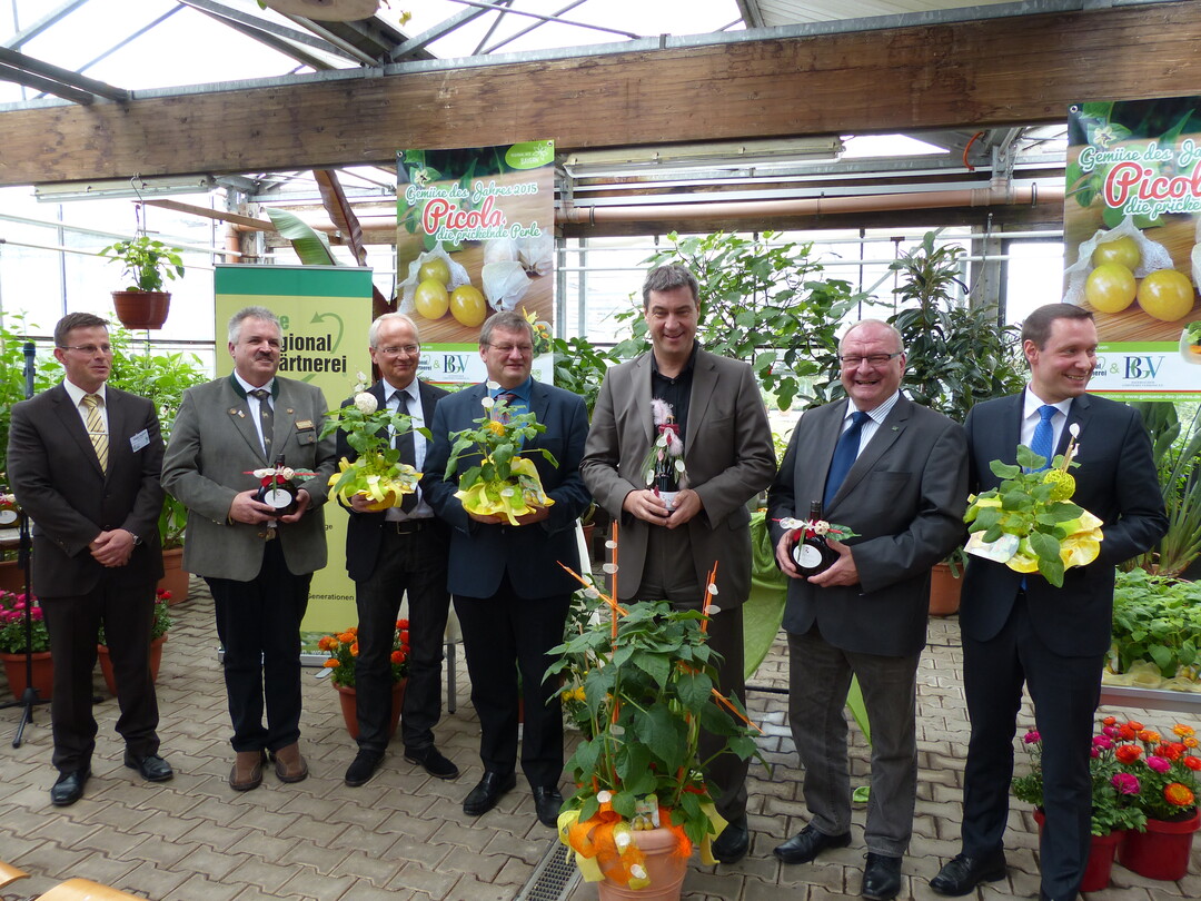 In Mittelfranken durfte sich die "Picola" ber einen ganz besonderen Taufpaten freuen: Staatsminister Dr. Markus Sder. (v.l.): Betriebsinhaber Dieter Radloff, BGV-Bezirksvorsitzender Francis Phillips, Brgermeister Dr. Clemens Gsell, MdL Michael Brckner, Staatsminister Dr. Markus Sder, BGV-Prsdient Roland Albert, Landrat Armin Kroder