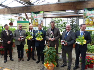 In Mittelfranken durfte sich die "Picola" ber einen ganz besonderen Taufpaten freuen: Staatsminister Dr. Markus Sder. (v.l.): Betriebsinhaber Dieter Radloff, BGV-Bezirksvorsitzender Francis Phillips, Brgermeister Dr. Clemens Gsell, MdL Michael Brckner, Staatsminister Dr. Markus Sder, BGV-Prsdient Roland Albert, Landrat Armin Kroder