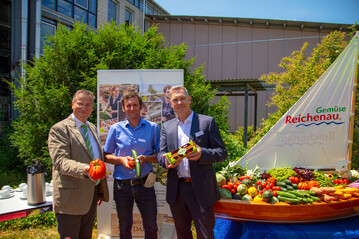 Der baden-wrttembergische Landwirtschaftsminister Peter Hauk (l.) besuchte zum Kampagnenstart die Gemsegrtner der Reichenau-Gemse eG.