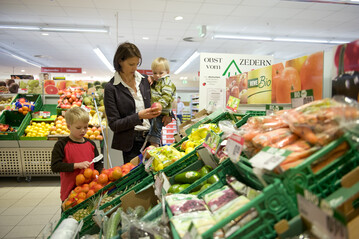 Rewe fhrt nun ein Mehrwegfrischenetz fr das Obst- und Gemsesortiment ein. Es soll als Alternative zum Knotenbeutel dienen und ist somit ein weiterer Schritt der Plastikreduzierung bei Obst- und Gemse.
