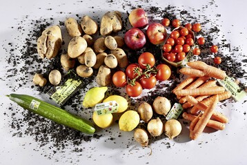 Das Klima hat Auswirkungen auf Wachstum und Aussehen von Obst und Gemse: So entstehen krumme Karotten und verformte Kartoffeln, die anders aussehen, als wir es aus dem Supermarkt normalerweise gewohnt sind. Verkauft wird dieses Gemse zum Beispiel bei Penny als Bio-Helden. 