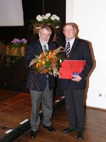 Henning Sannemann, Präsident des Wirtschaftsverbandes Gartenbau, überreichte Gerhard Schulz die Goldene Ehrennadel.