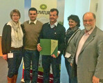 Prof. Dr. Hardy Vogtmann (1.v.r), Vorsitzender des Expertenbeirats des Deutschen Naturschutzringes mit Fam. Jäger vom Uhlbachhof in Sulzbach/ Laufen, den Ersten Förderpreisträger der Alnatura Bio Bauern Initiative auf der BIOFACH 2015