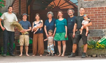 Team und nachfolgende
Hofgemeinschaft
des
LohmannsHofs
(v.l.n.r.): Johannes
Oppenhorst,
Corbinian
Schfinius, Lisa
Paulsen mit
Lonne, Ulrike
Hubbert-Lohmann
mit Jona, Amalie
Lohmann, Ehler
Lohmann, Claudius
Lohmann mit
Pauline
