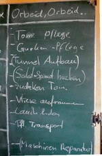 1 Arbeit, Arbeit… die Tafel im Aufenthaltsraum
eines Gemüsebaubetriebes