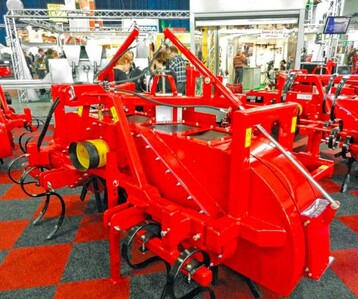 Beidseitig die silbernen Hydraulikstempel
der Dammfrse von
Hermeler
