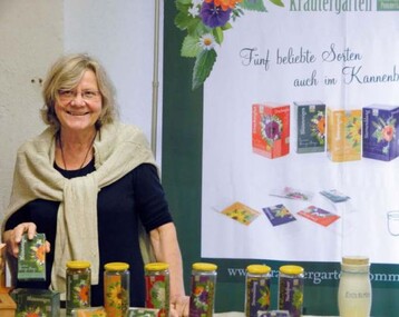 Geschftsfhrerin und Mitbegrnderin der Krutertee-Manufaktur Christiane
Wilkening prsentiert die Hauptprodukte, lose Tee-Mischungen und neuerdings
auch Teebeutel.