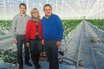 Stefan, Eva und Peter Scherzer im
neuen Gewchshaus ( v.l.n.r.)
