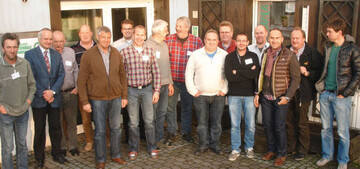 In sehr guter Laue zeigten sich die Teilnehmer der 48. Grünberger Gemüsebautage Anfang
Dezember 2013, waren doch die Themenbereiche ansprechend und innovativ. Ein Schwerpunkt
war der intensive Anbau unter Glas mit den neuen Großprojekten in Neurath und der
Reichenau Gemüse. Beiträge zu den Themen „Die Grenzen der Analytik zu den Pflanzenschutzmitteln“
sowie die „Hygienestandards bei der Gemüseproduktion“ zeigten Einblicke in
die Welt der Chemielabore und der QS GmbH.