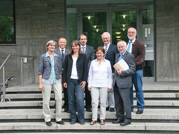 Der Projektrat begleitet das Modellvorhaben Verbundprojekt
Lückenindikation (v.l.n.r.): Dr. Gabriele Leinhos (ZVG/DLR),
Dr. Hans Joachim Brinkjans (ZVG), Dr. Maria Hamacher (ZVG/
LWK NRW), Dr. Hans-Dieter Stallknecht (DBV), Dr. Ingeborg
Koch (DLR), Prof. Dr. Bernd Böhmer (LWK NRW), Dr. Siegfried
Scholz (ZVG), Prof. Dr. Karl Schockert (DLR).