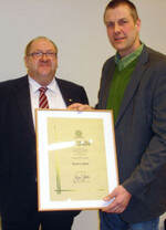 Christian Ufen zeichnete
Rudolf Behr für seine
Verdienste mit der ZVGEhrennadel
in Gold aus.