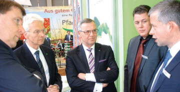 (v.l.n.r.): Andreas Lohff, ZVG-Vizepräsident, Hartmut Weimann, ZVG-Vizepräsident, Herr Mählmann junior und Christoph Hövelkamp, Geschäftsführer des Erzeugergroßmarktes Langförden Oldenburg (ELO).