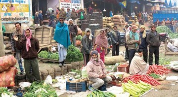 Freundlicher Empfang auf einem von
sechs Obst- und Gemsegromrkten
in Neu-Delhi. Er versorgt allein den
Sden der Metropole, die insgesamt
ber 13 Millionen Einwohner hat.