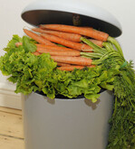 Wer viel hat, wirft auch viel weg?