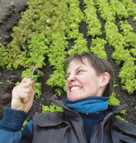 Susanne Peter
aus Arnsberg schreibt:
„Mein bester Helfer, der
mich die letzten 15 Jahre
nicht im Stich gelassen hat,
ist zum einen mein Messer
und zum anderen bin ich
es selber!!! Der Zeitschrift
»Gemüse« zum 50.
Geburtstag alles Gute!“