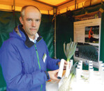 John Verhoeven mit dem Kultursystem
für den „Röhrchen-Porree“ auf Wasser.
