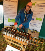 Herre Bartlema, Direktor NCOR: „Präzisionsdüngerstreuer
für die gezielte
Reihendüngung sparen viel Dünger.
Etwas Besonderes sind die langen elastisch
bleibenden Silikonschläuche.“